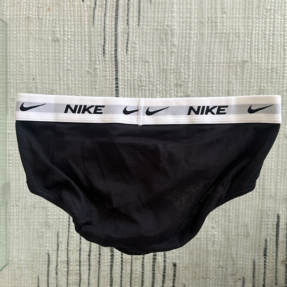 Nike - Picture 4 of 5